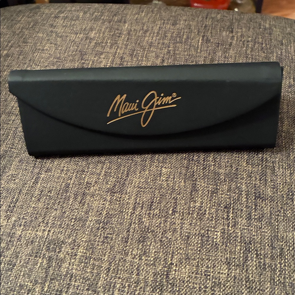 Maui Jim Black Case with Gold Script Logo - Picture 2 of 6